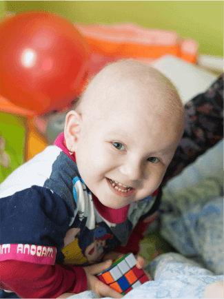 Онкобольной ребенок улыбается