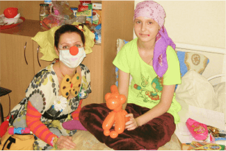 Больничный клоун и ребенок