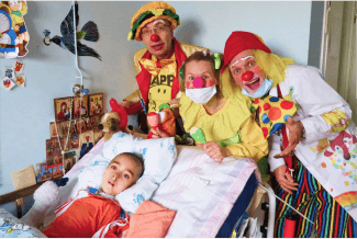 Больничные клоуны и ребенок
